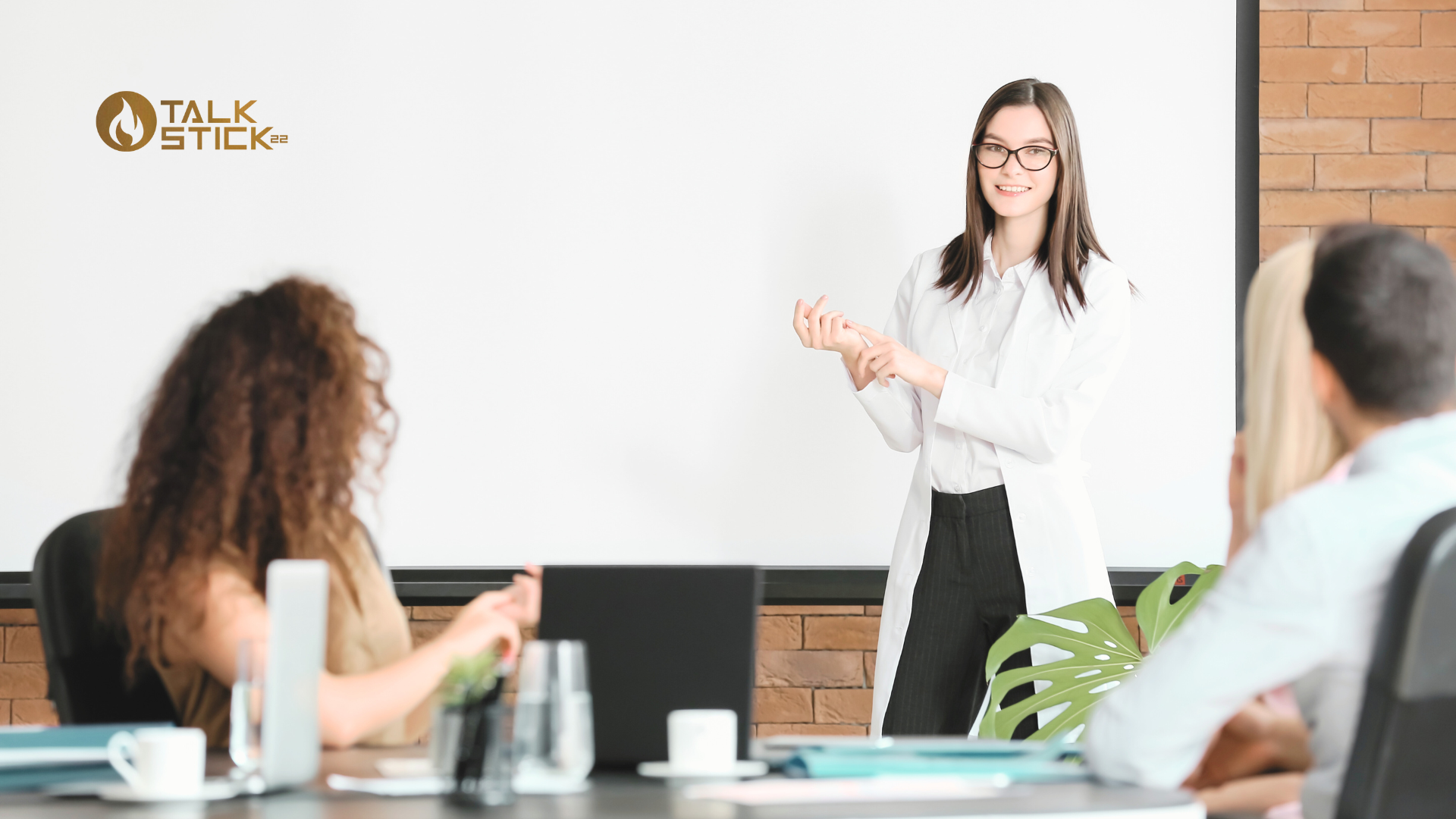 Você já percebeu como muitos dos desafios do dia a dia nas empresas têm origem em falhas de comunicação? Neste artigo, conversamos diretamente com profissionais de RH sobre o poder da comunicação assertiva como ferramenta para fortalecer o clima organizacional.