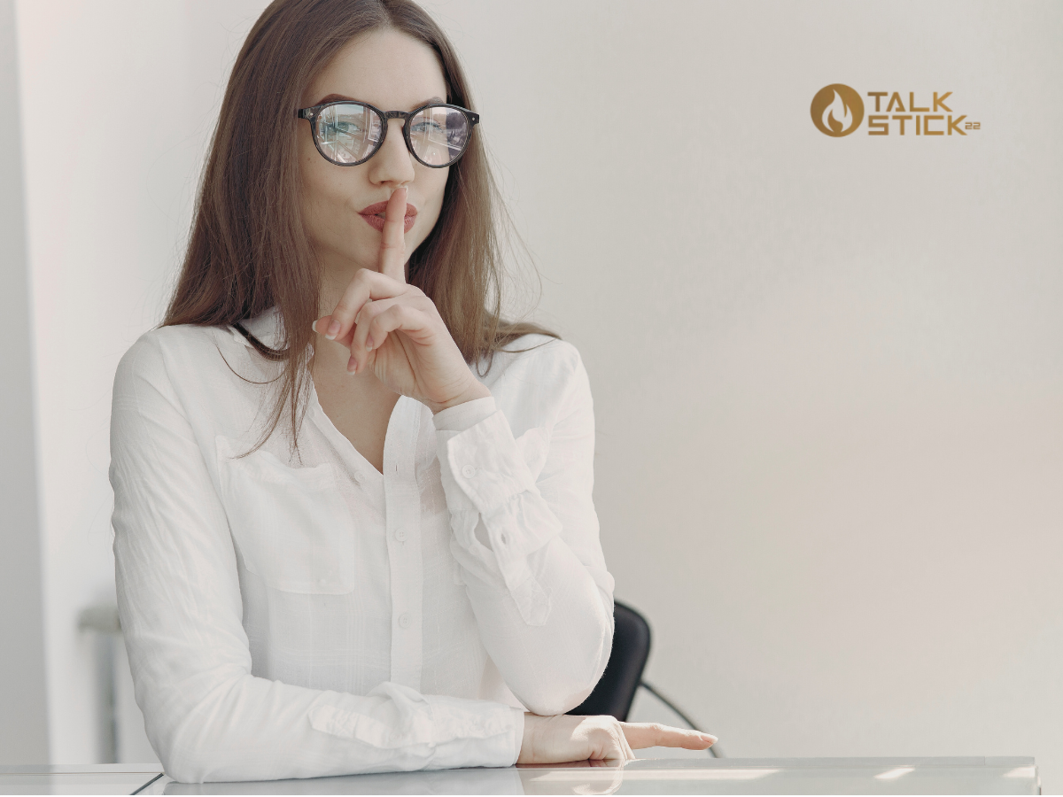 Descubra como o silêncio pode impactar a saúde mental e por que falar é um ato de coragem. Um artigo de Stella Gullo sobre comunicação, escuta ativa e criação de espaços seguros no Setembro Amarelo